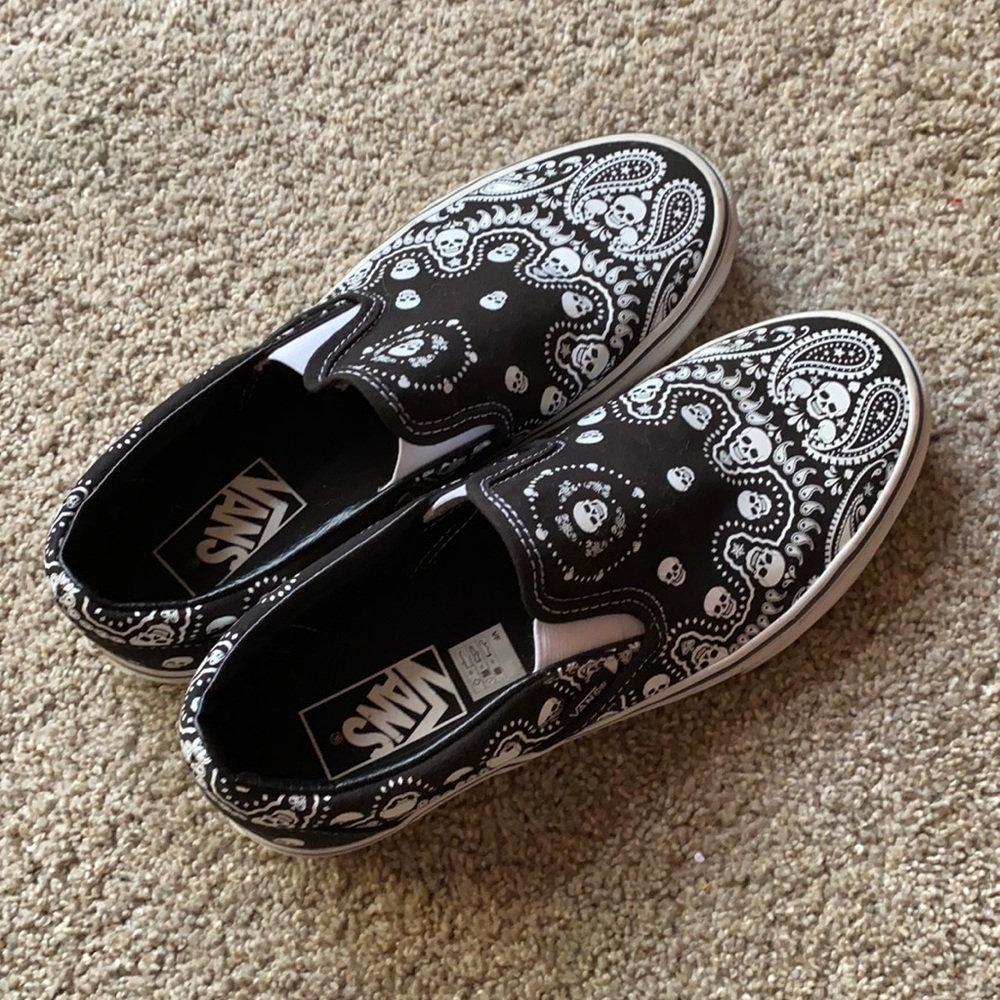 VANS SLIP ON SKULL SHOES